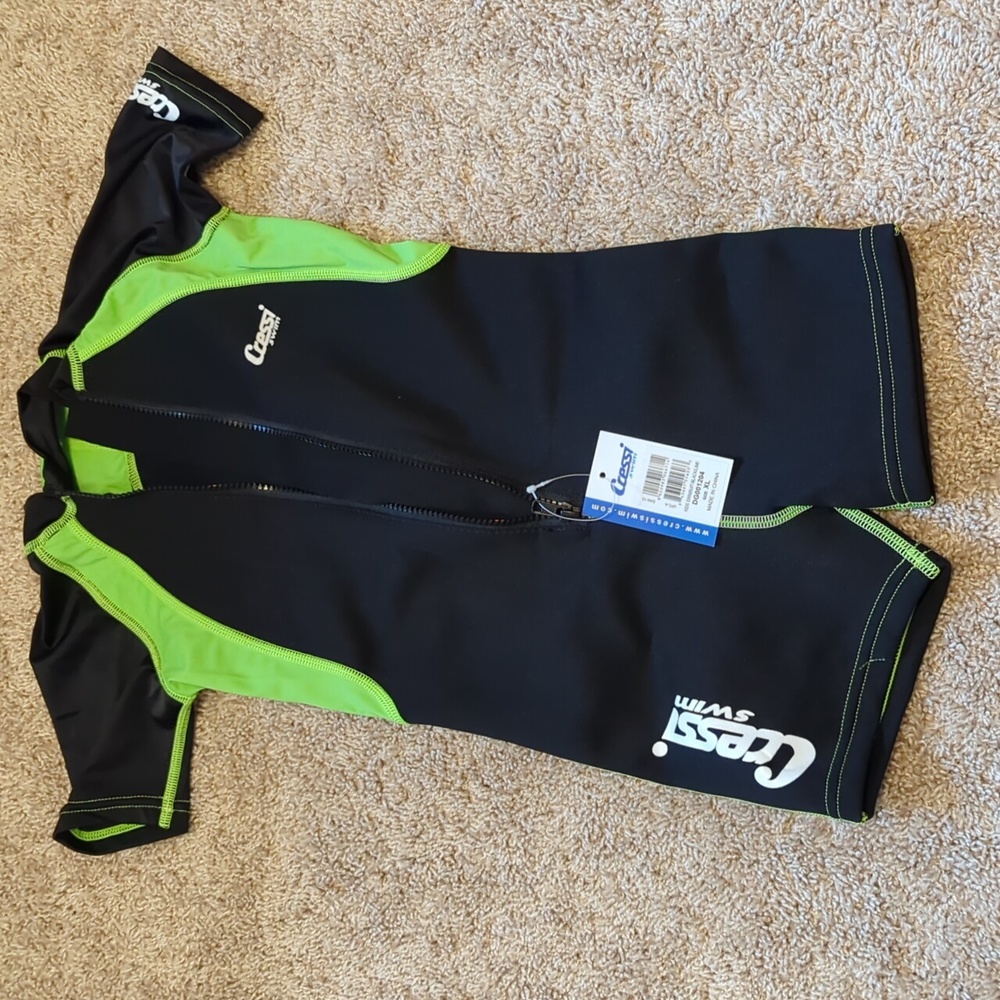 Wetsuit w/ short sleeves and shorts.